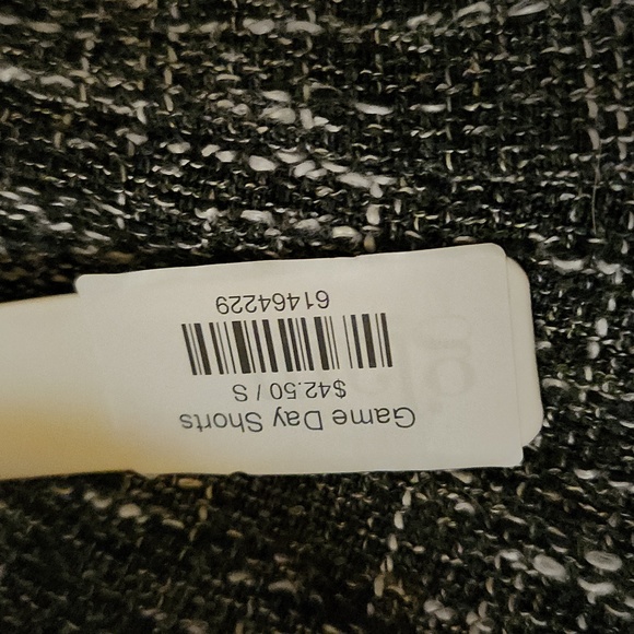 TWEED Fully Lined NEW w/tags Side zip shorts. Front pockets fringe detail.Blk/Wt - Picture 12 of 12